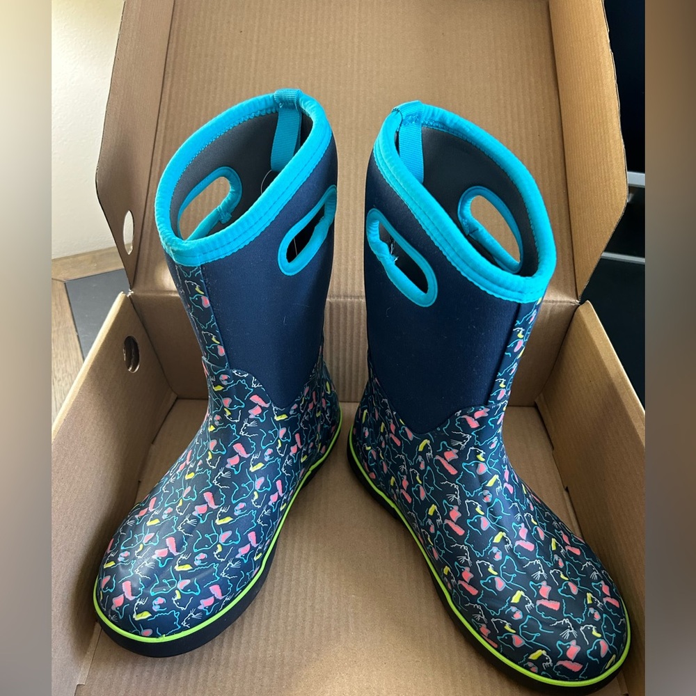 Bogs Kids Boots, size 6 - NEW in box! Pet print